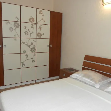 Dom Cara Lazara 3 Etazh S Terrasoi I Otdel'nym Vkhodom500 M Do Moria דירה
