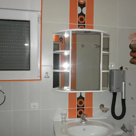Dom Cara Lazara 3 Etazh S Terrasoi I Otdel'nym Vkhodom500 M Do Moria דירה פודגוריצה